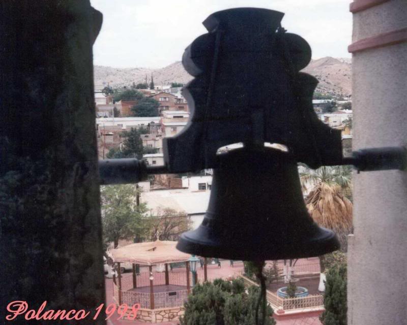 Kiosco a traves del Campanario Parroquial
