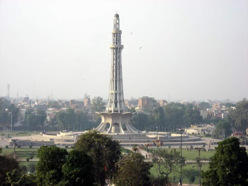 Minar-e-Pakista n, Lahore (as view from Royal Fort)