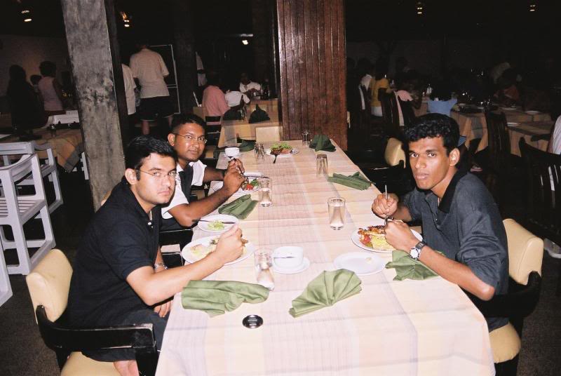 Dinner @ Nilaveli beach hotel [Santa, Indika & Me]