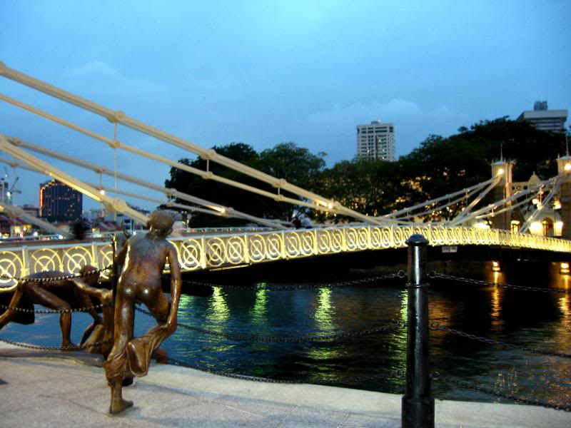 Bronze sculptures @ Cavenagh Bridge