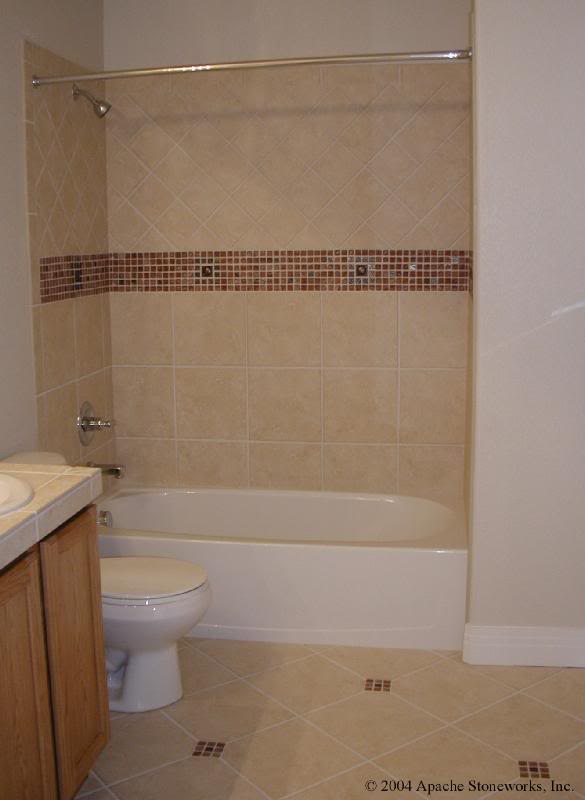 Porcelain shower with travertine decorative stripe