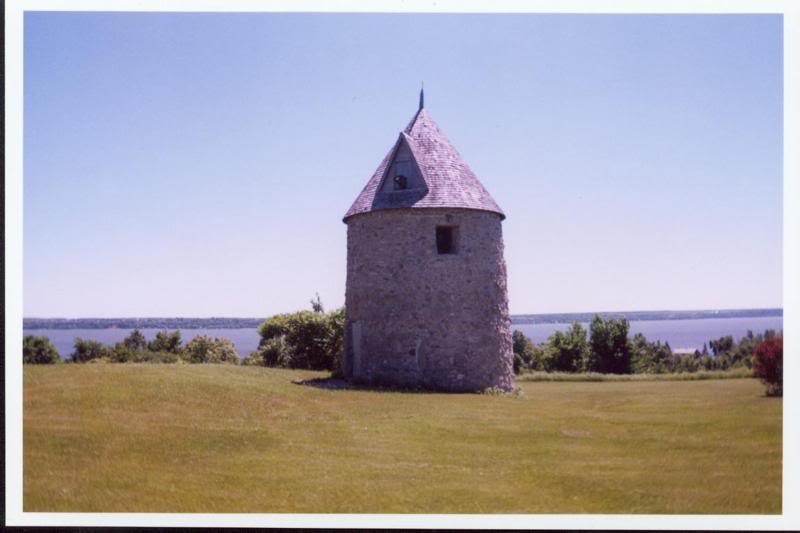 Moulin de Neuville 1980 construit par M.Gilles Voyer