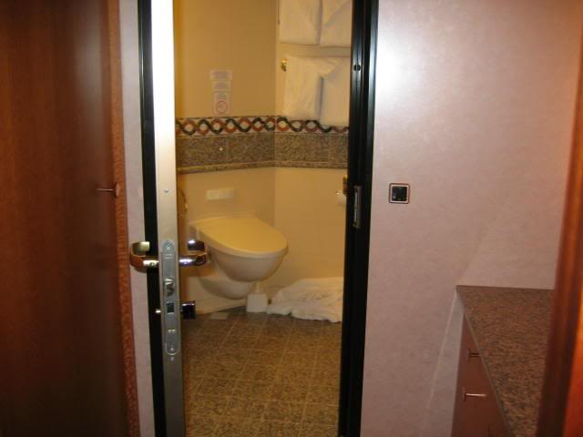 bathroom in cat 11 suite cabin 6258