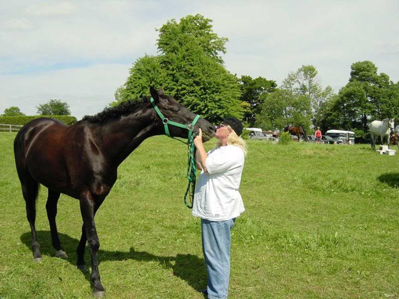 Yellow Creek kissing Mom (Sandy Zelmer)
