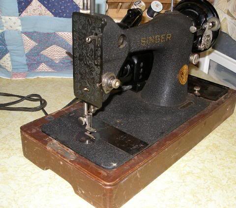 Singer "Black Side" 127 with decorative plate