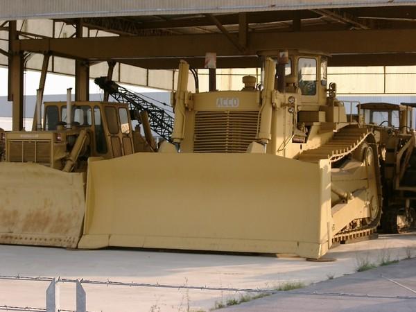caterpillar v 8 diesel at 1300 gross hp,the dozer carri...