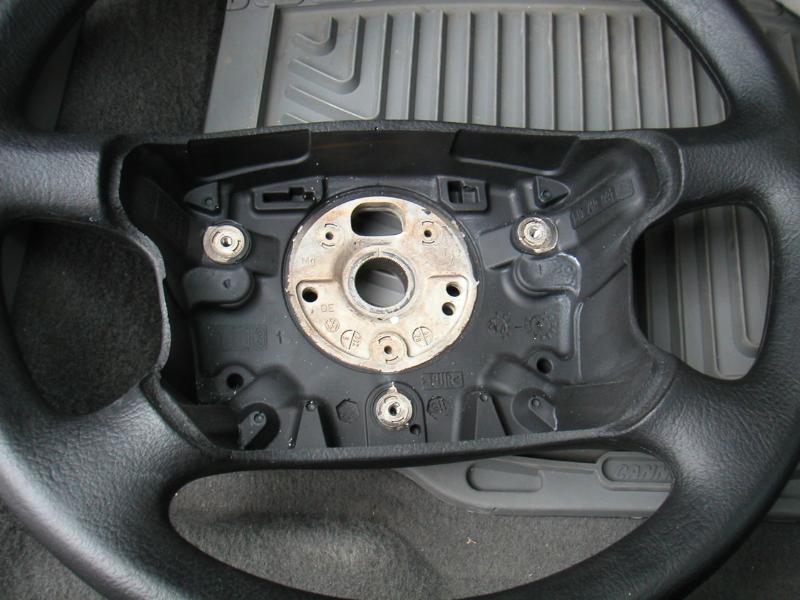 4-spoke wheel with airbag and horn plate removed