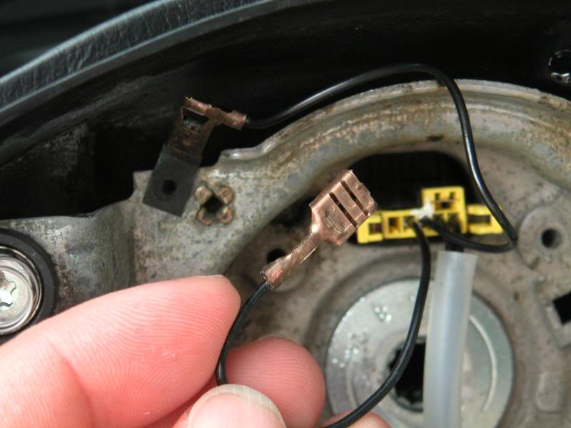 There are two horn wires for the 4-spoke steering wheel