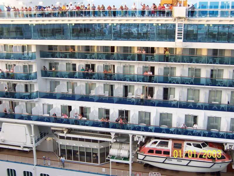 More friendly faces waving hello-goodbye