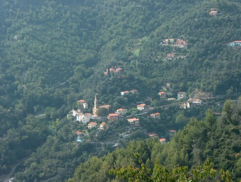 paesino in fronte a castellar