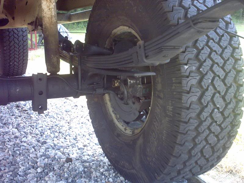 Here you can see how the rear brake lines are hooked up...