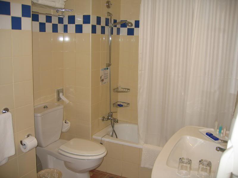room 901 bathroom