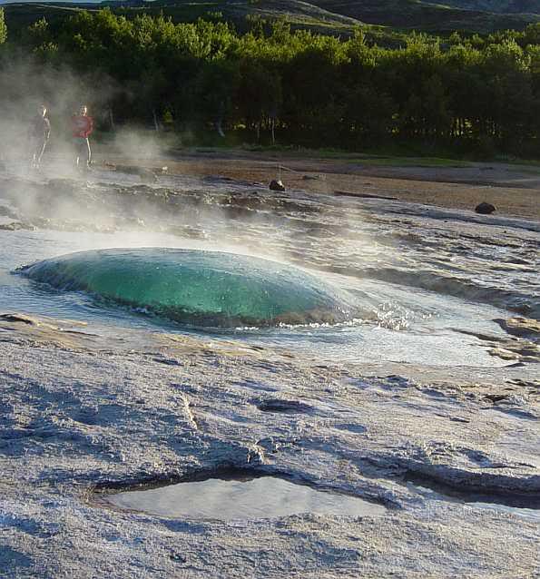 Der Geysir "Strukkor" will ausbrechen