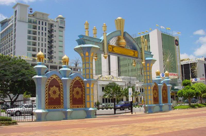 gate near omar ali saifuddien mosque 1