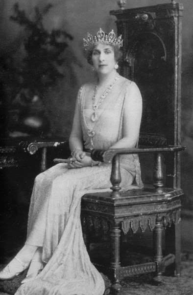 Seated angle of 1924 photograph series