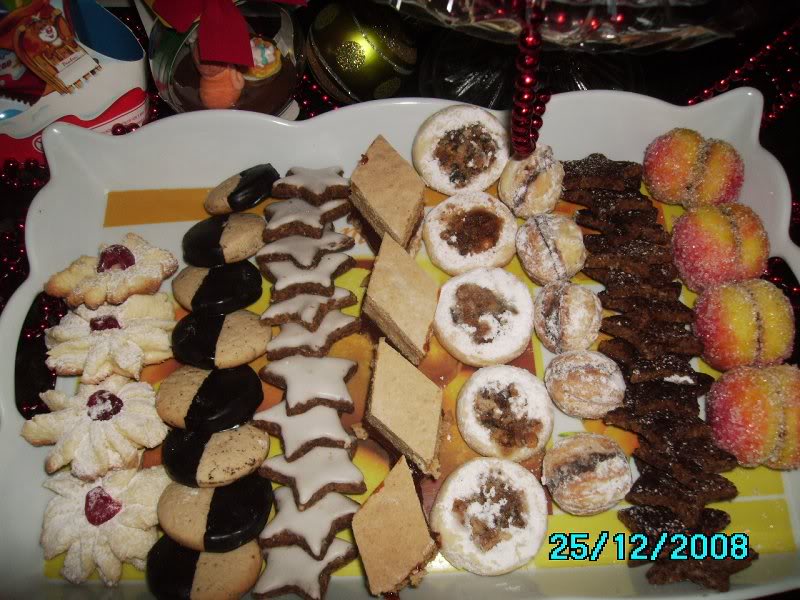 a mancat Mosu prajituri :de la st la dr:margarete,bi scu...