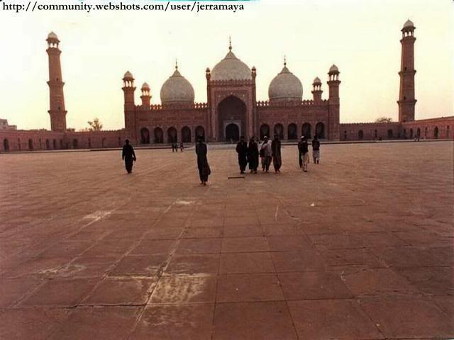 Badshahi Mosque 1