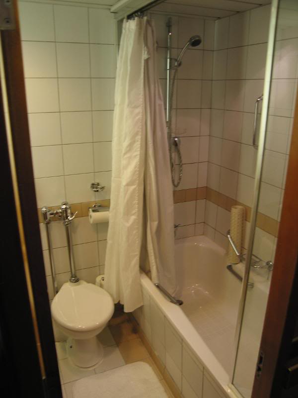 QE2 Cabin 1012 Shower & Bath Tub