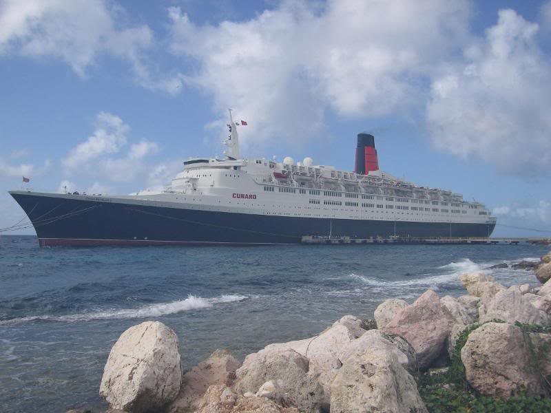 QE2 in Curacao