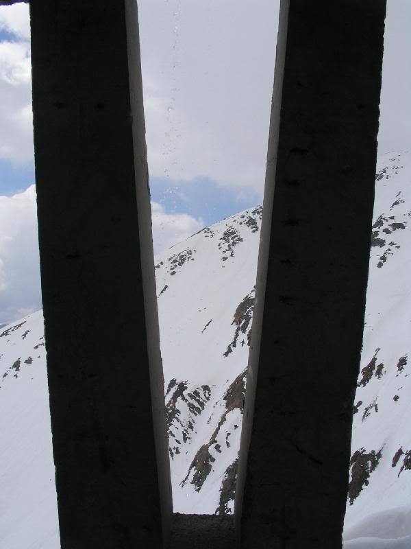 VICTORIE ? Neh, doar stalpii de sustinere ai copertinel...