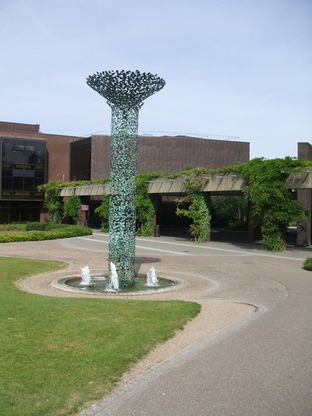 Statue-Fountain Thing