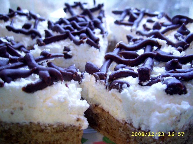 prajitura (cu blat de albus si nuca) cu crema de vanili...