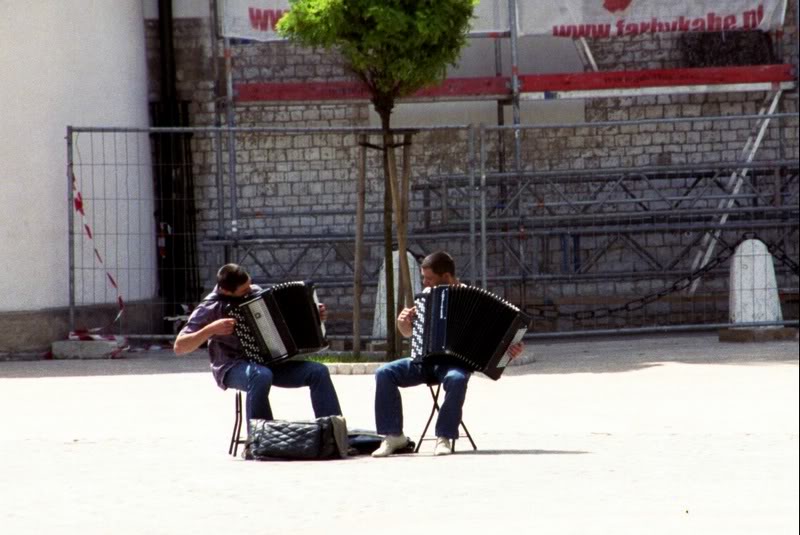 Dueling accordians...lo ve it.
