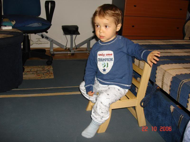 Stau si eu putin cuminte pe scaunelul meu