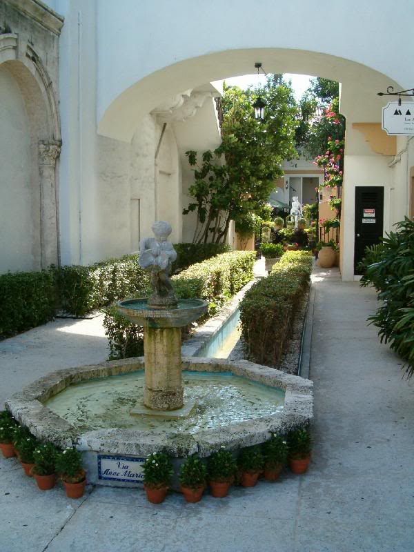 Alley along Worth Ave