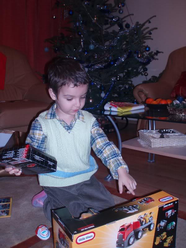 tudor printre cadouri