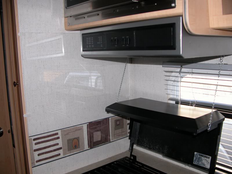 Une tablette de service en m��tal.