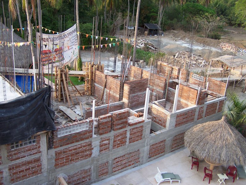 construction next to Villa Los Arcos
