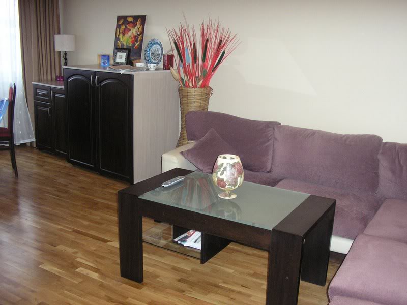 chast ot divana i shkaf s stolove