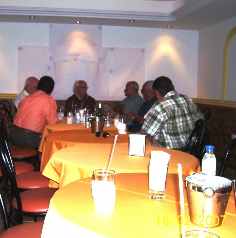 invitados escuchando las anecdotas del maestro