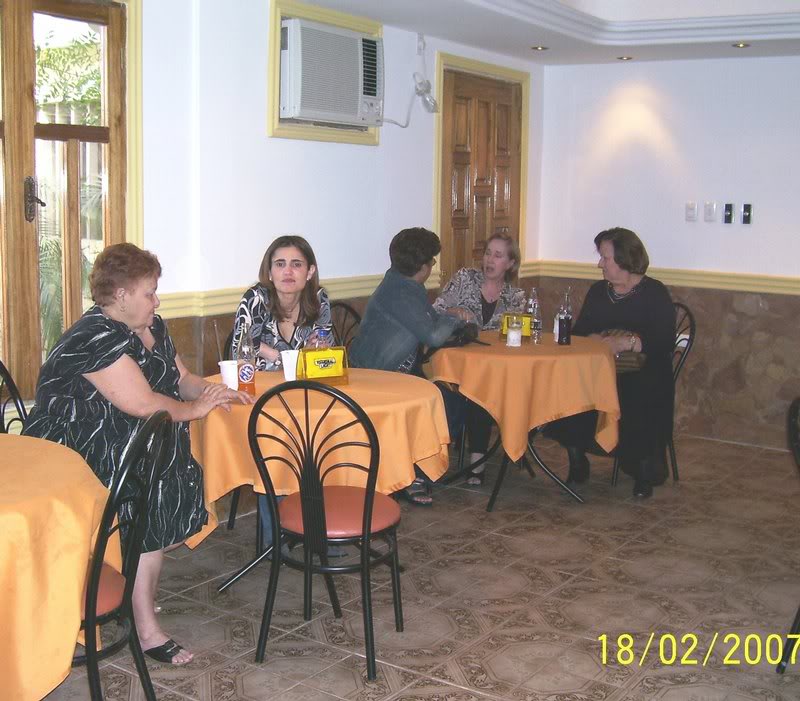 sra. key compartiendo muy contenta