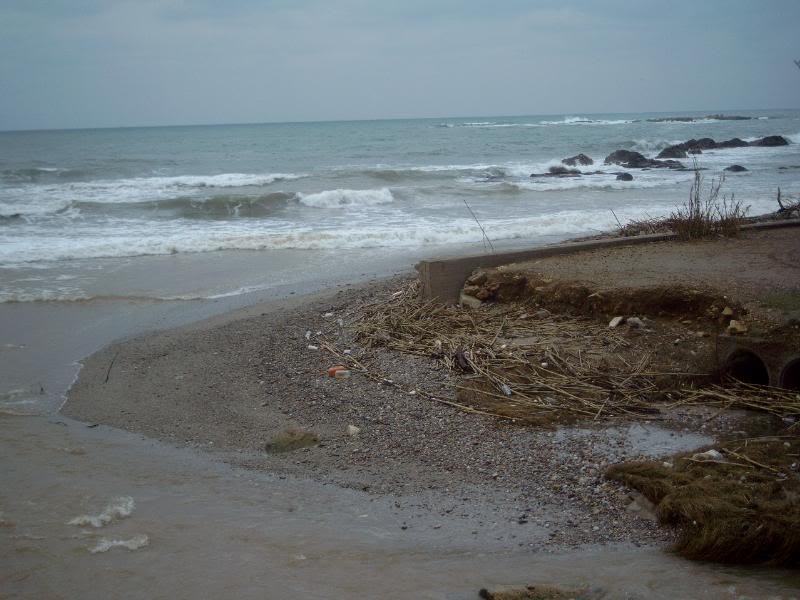 rubbish on the beach Nea Kydonia 2