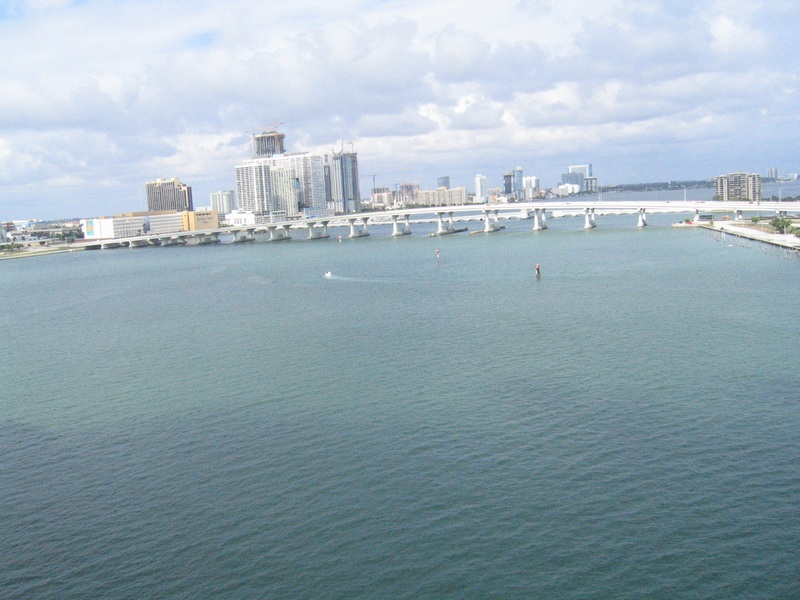Au loin, une photo du pont qui peut nous mener au Parc ...
