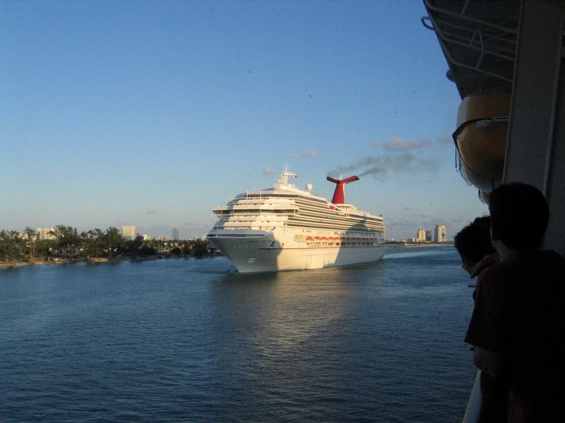 Carnival Victory qui va aller tourner � la fin du canal...