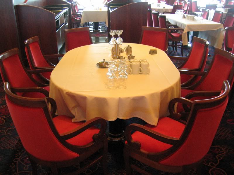 Une photo d'une table de la salle � d�ner. � noter, les...