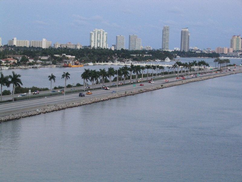 Voici la route le long du canal, c'est cette m�me route...