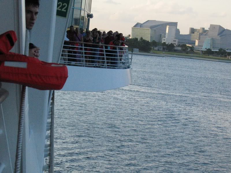 Voici les gens qui sont sur la passerelle ext�rieure du...