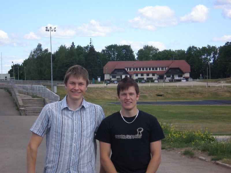 mina ja Lauri, takana majapaikka Karupesa