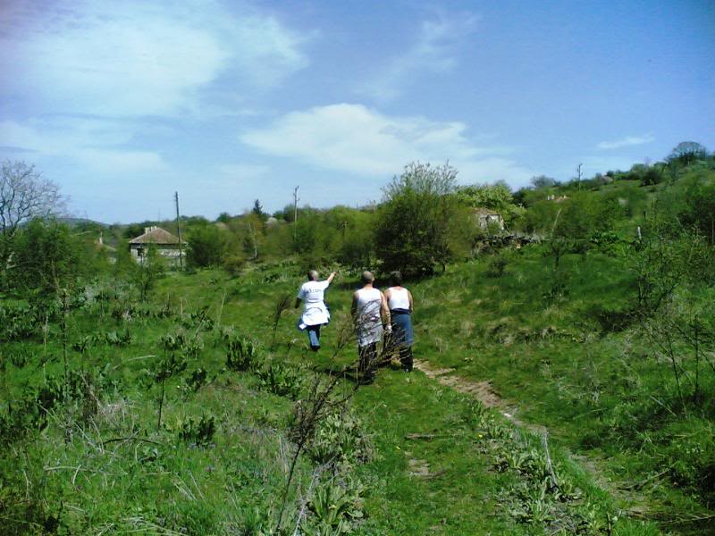 bivshiat rednik Dian Stoev nablijava Treta zastava sled...