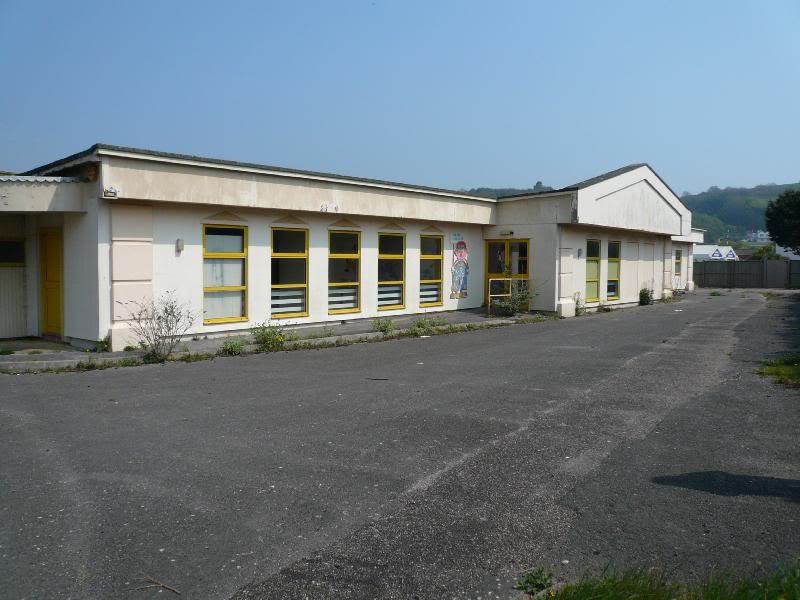 We quickly run into security who after a chat let us go...