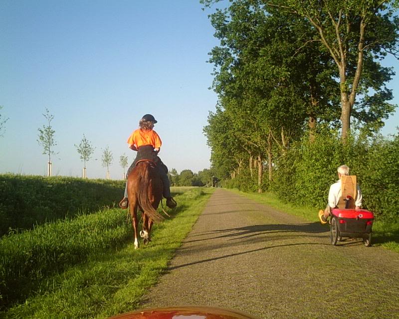 Foto van Erika op paard, G. Wessels op trike vanuit de ...