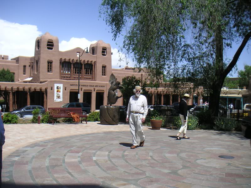 labirintul vietii din fata bisericii