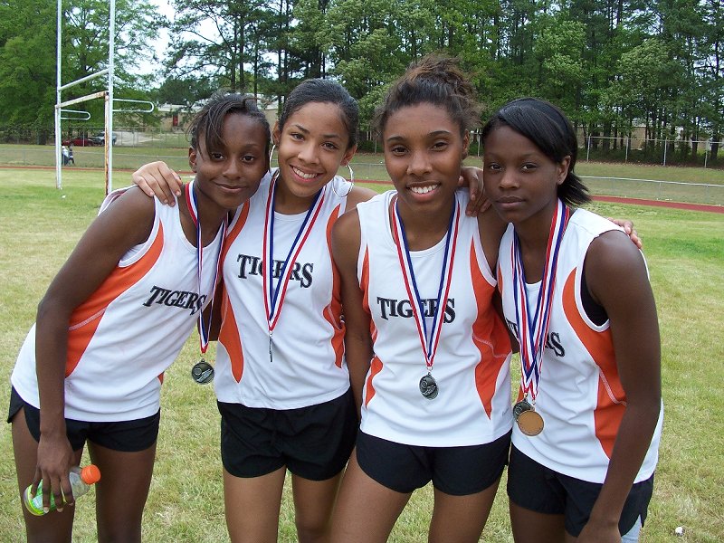 Ladies' 4x400 runs big.