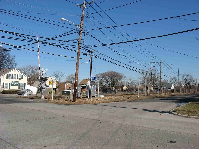 Bayport Avenue crossing