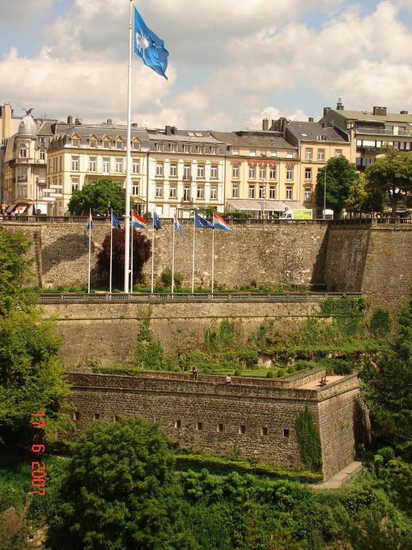 Vedere spre Place de la Constitution