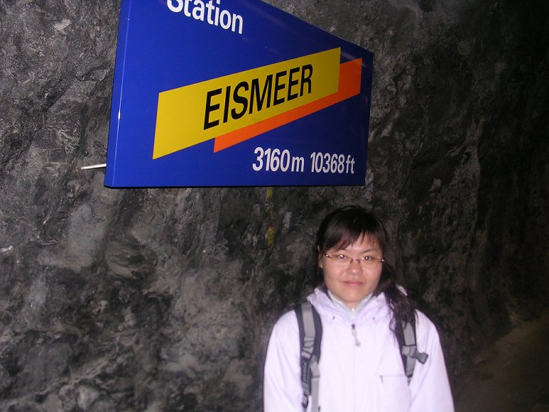 Cherry was forced to take such a photo by a tourist